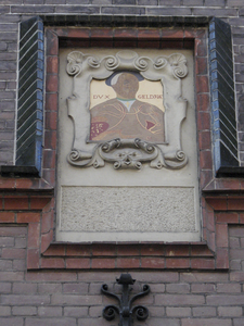 905595 Afbeelding van de gevelsteen 'DUX GELDRIAE' in de gevel van de voormalige Sociëteit Sic Semper (Trans 19) te Utrecht.